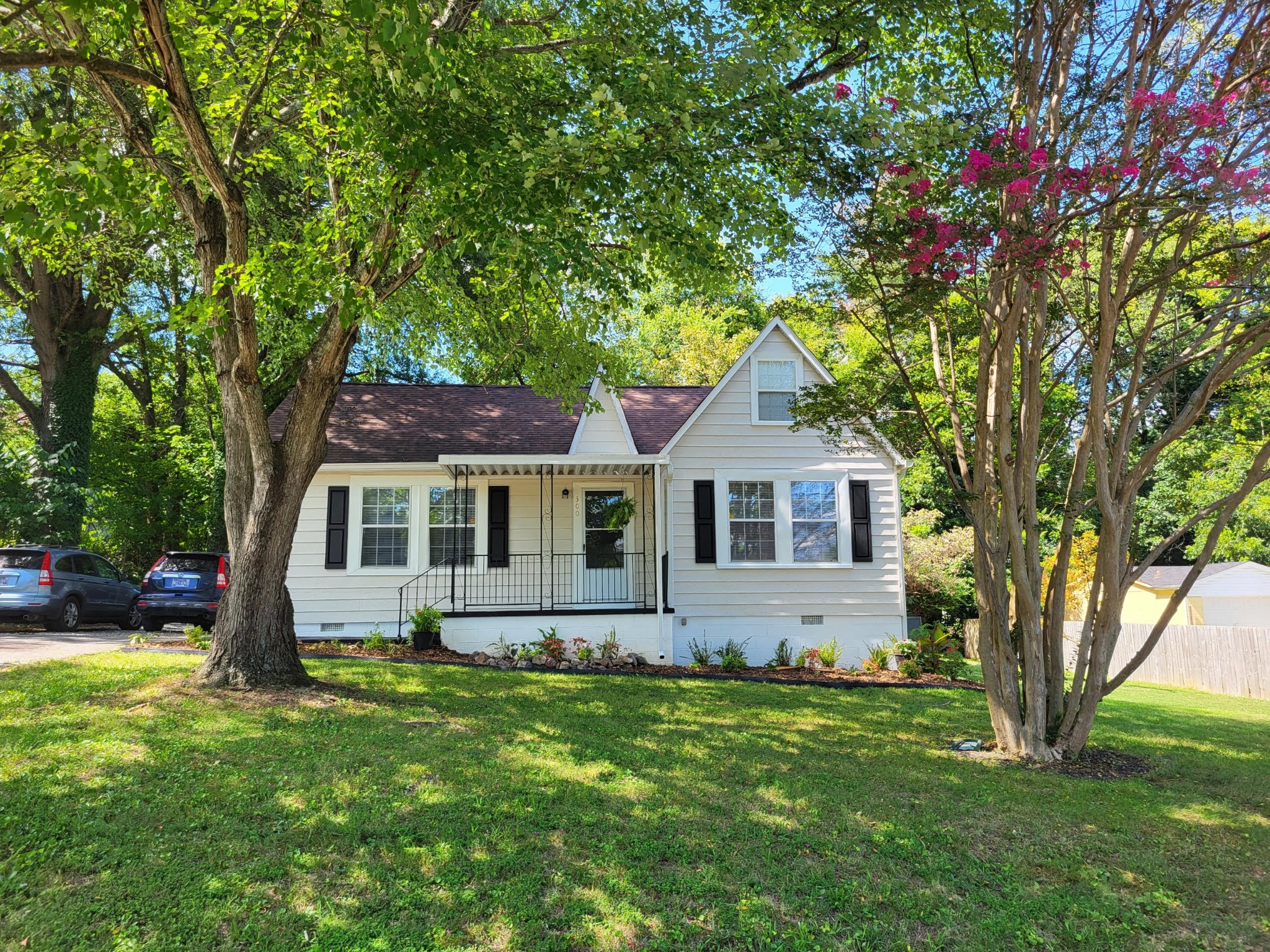 300 S Oak St Property Photo 1