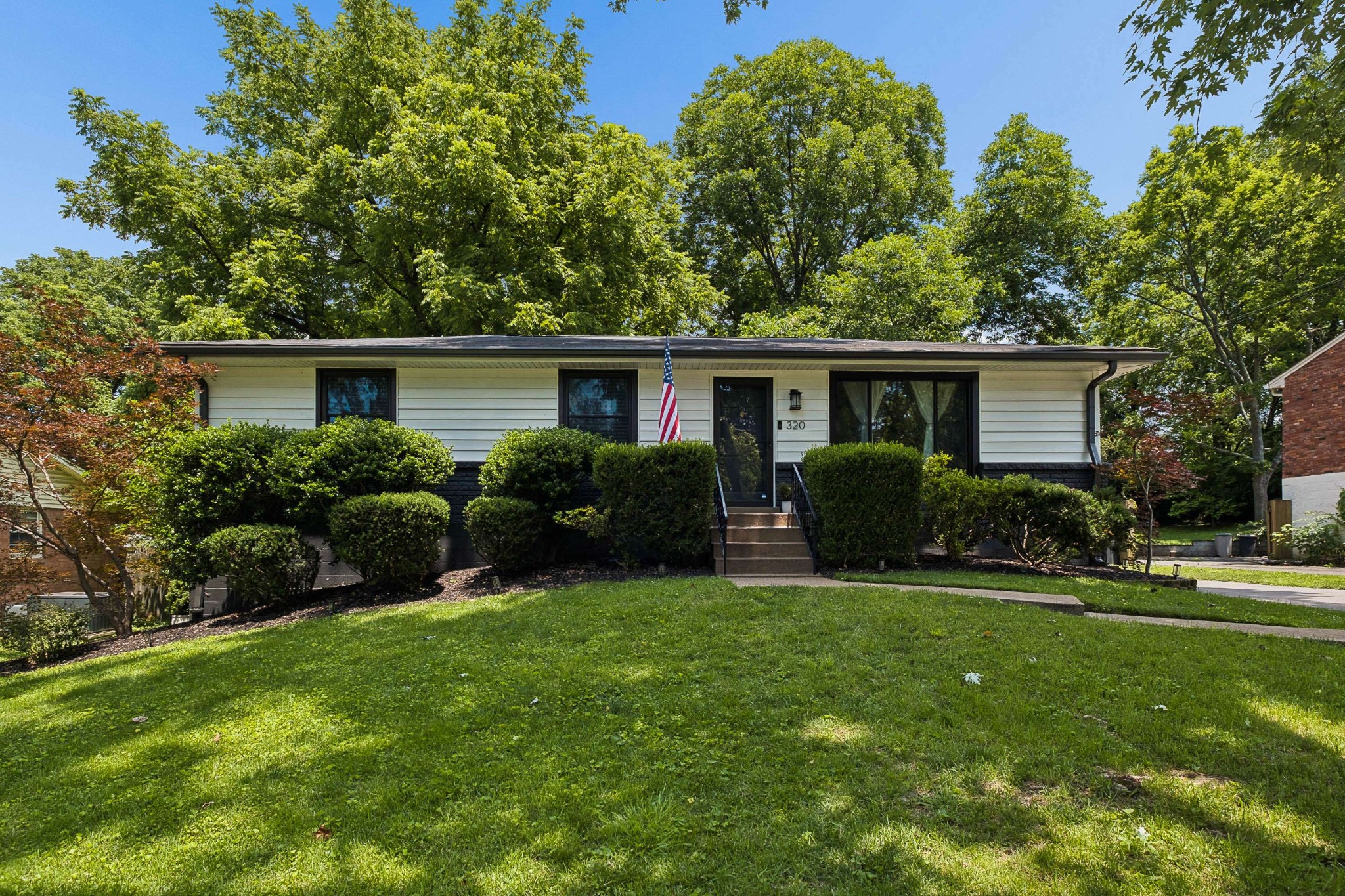320 Garrett Dr Property Photo 1