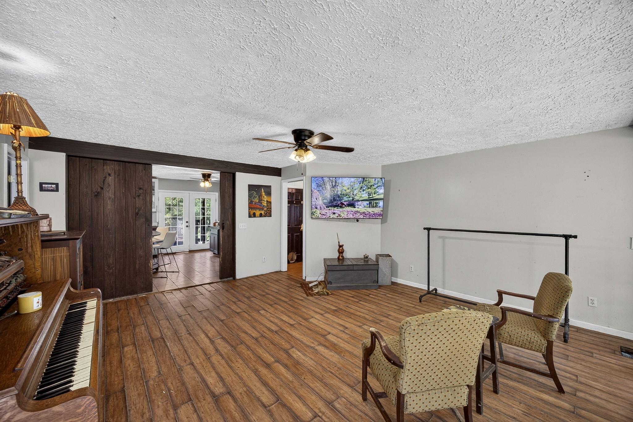 7220 Friendly Rd Property Photo 4