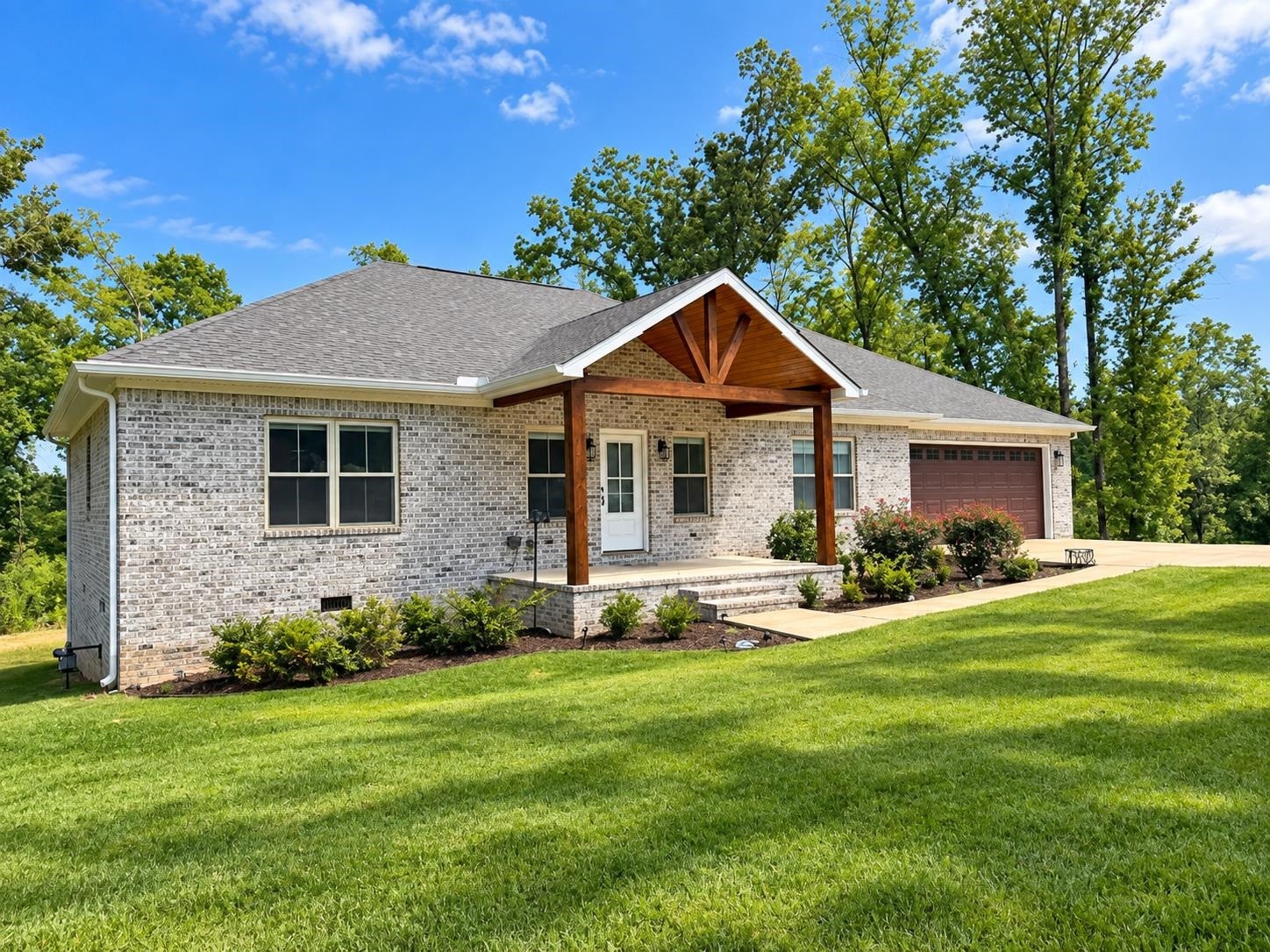 320 HAWTHORNE LN