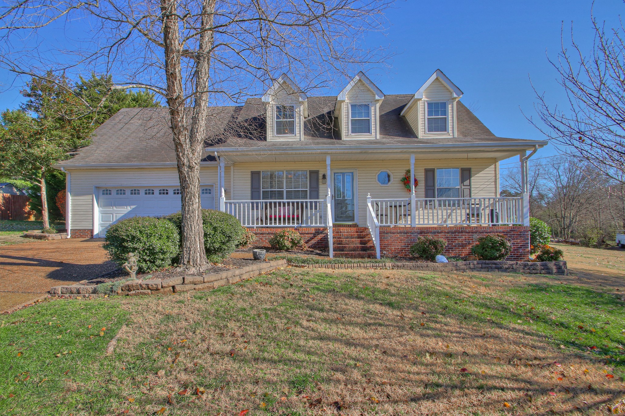 933 Lakeview Ct Property Photo 1