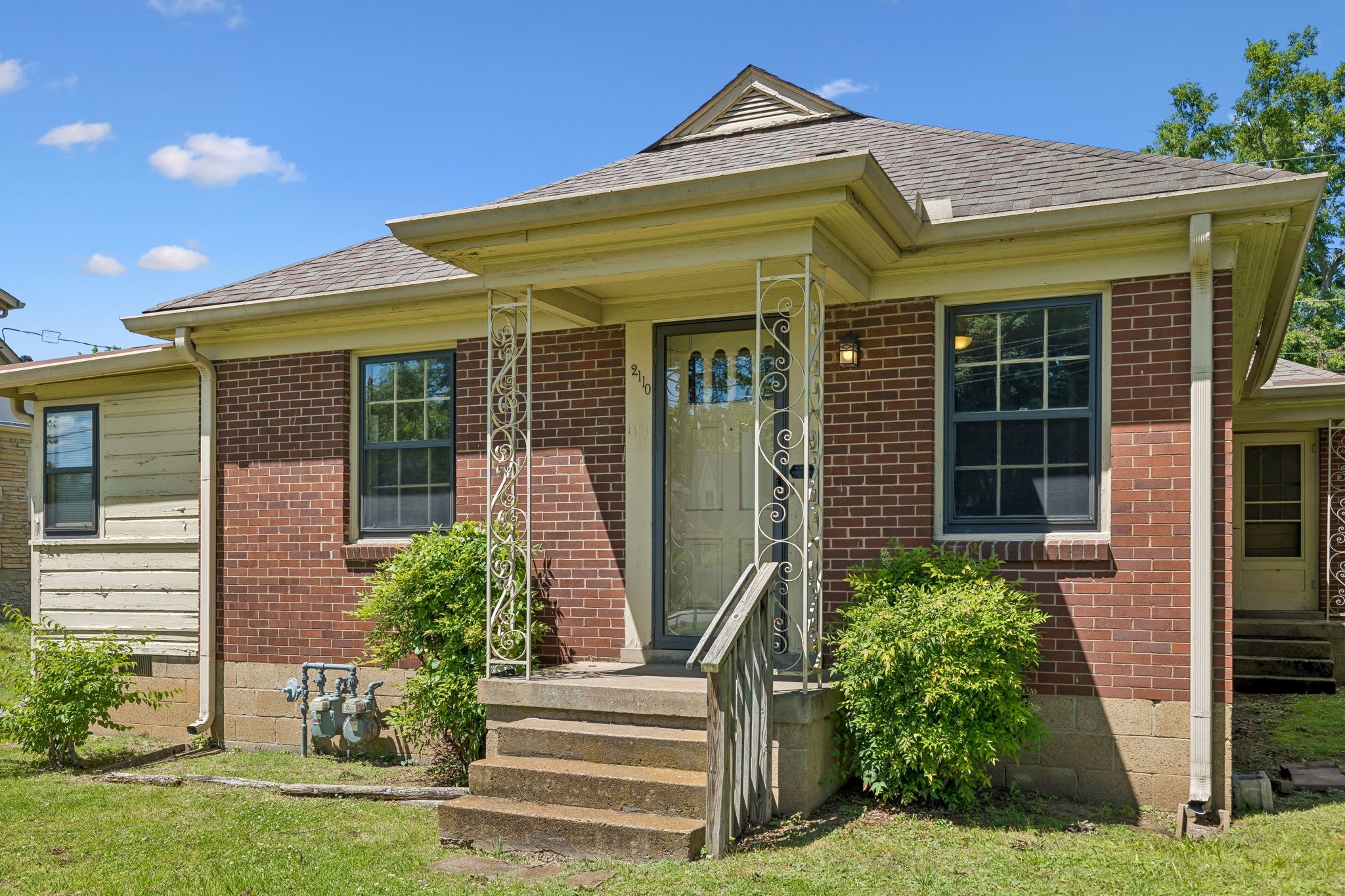 2110A W Linden Ave