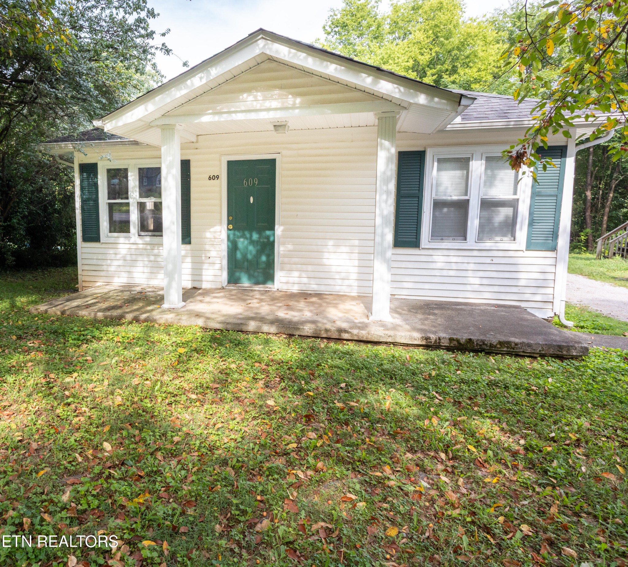 609 W Inskip Drive Property Photo 1