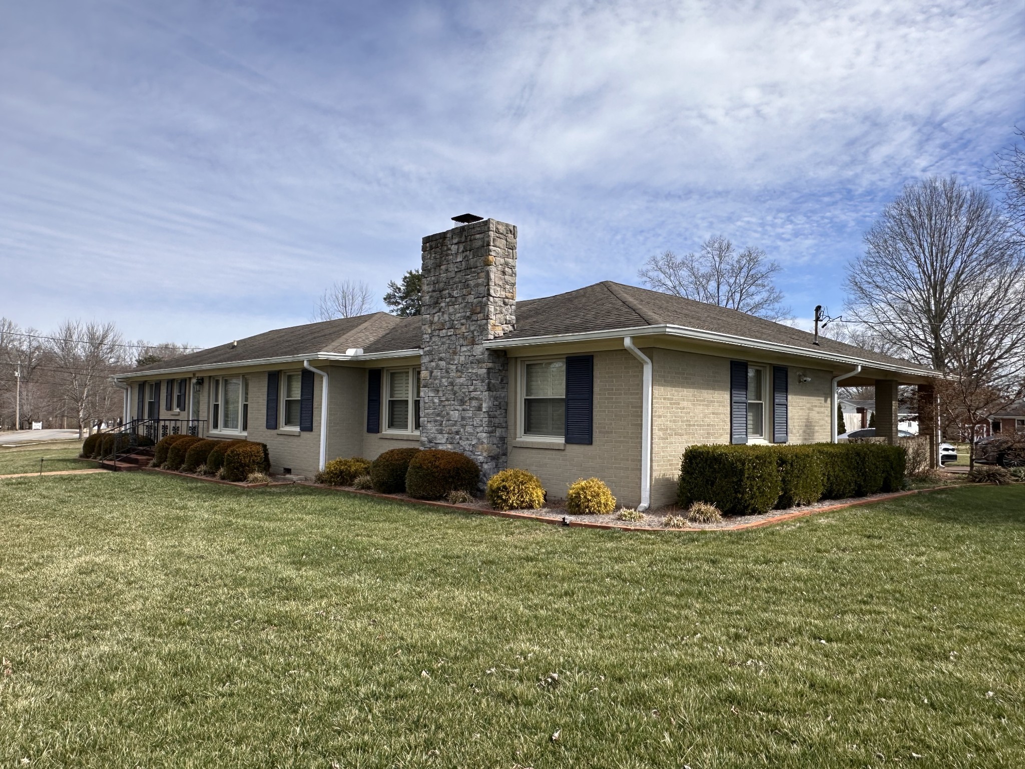 100 River Dr Property Photo 1