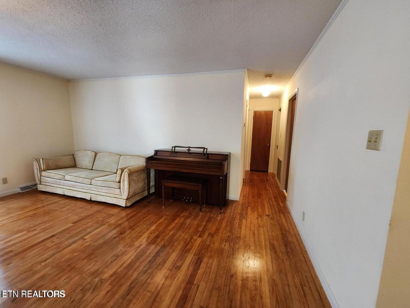 1506 Ridgeway Circle Property Photo 8