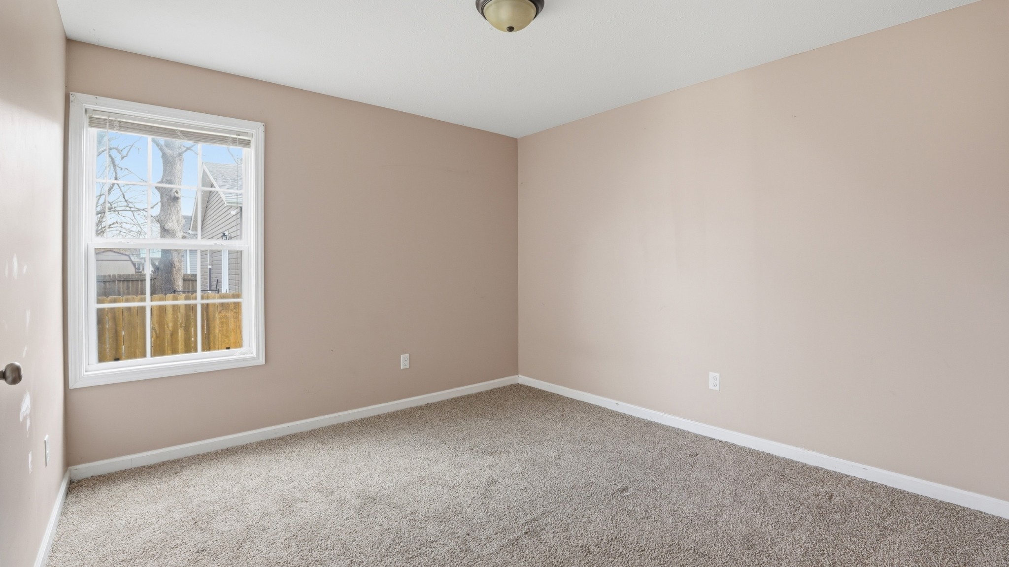 210 White Oak St Property Photo 5