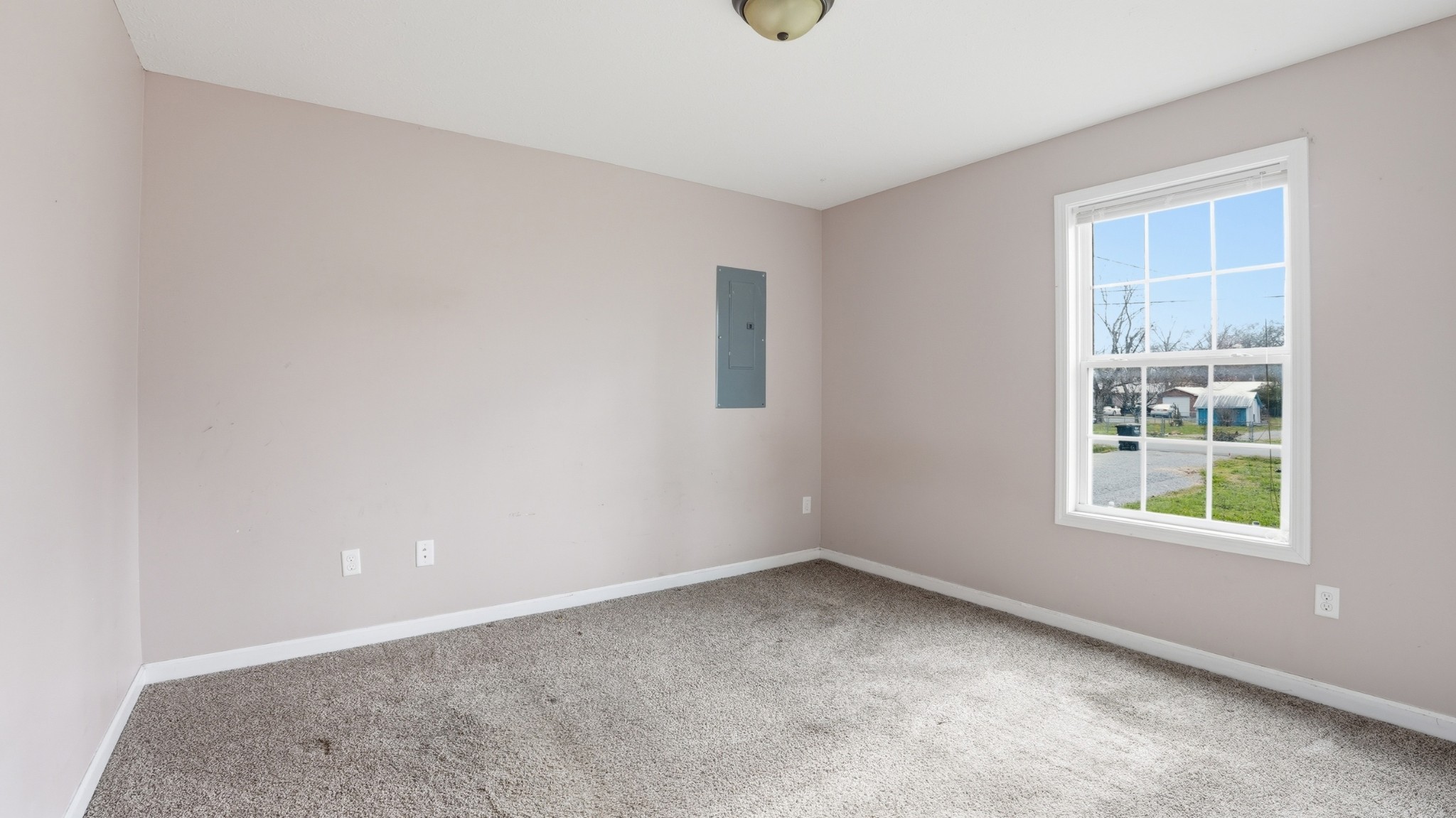 210 White Oak St Property Photo 6