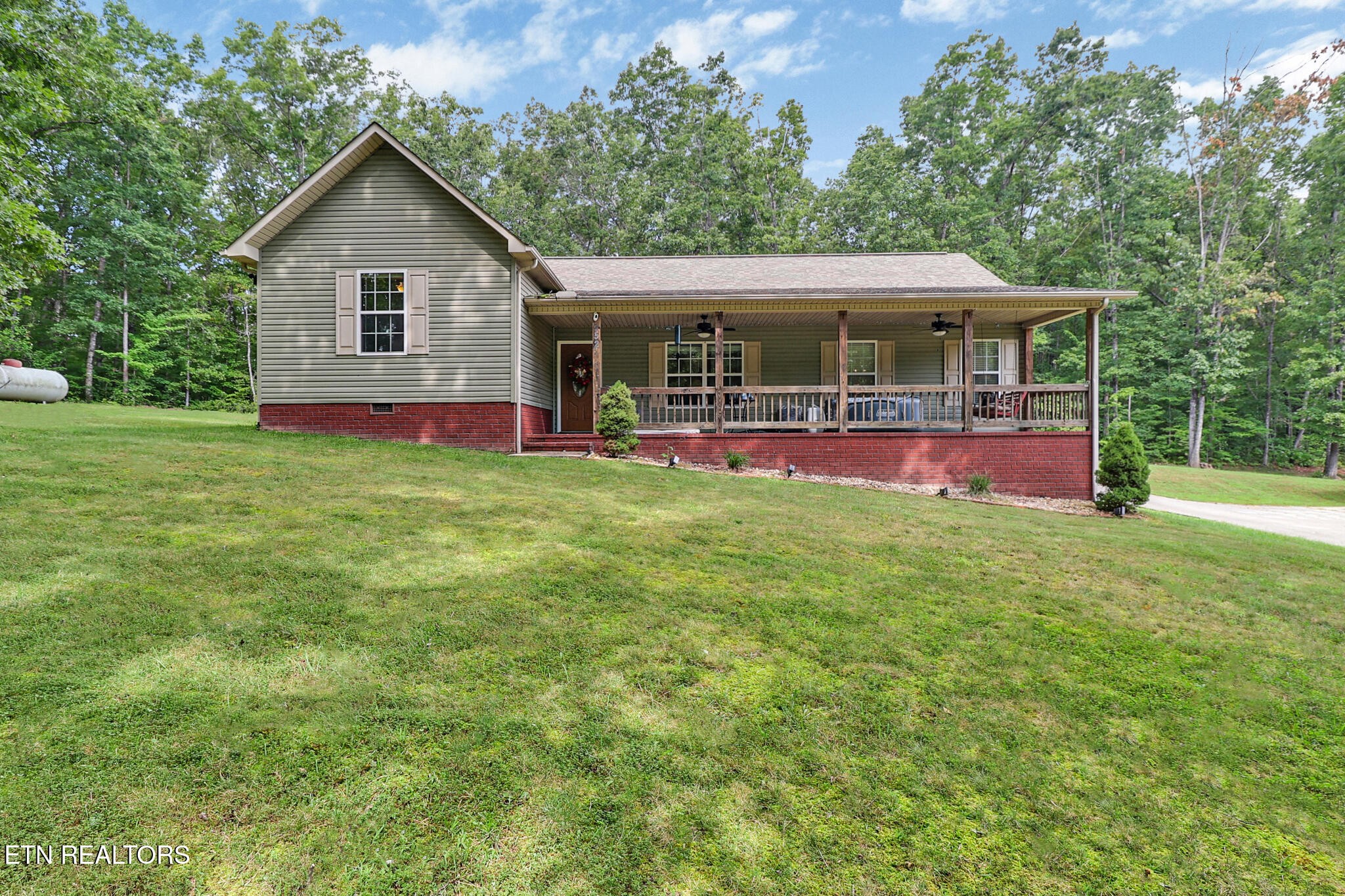 552 Robs Rd Property Photo 1
