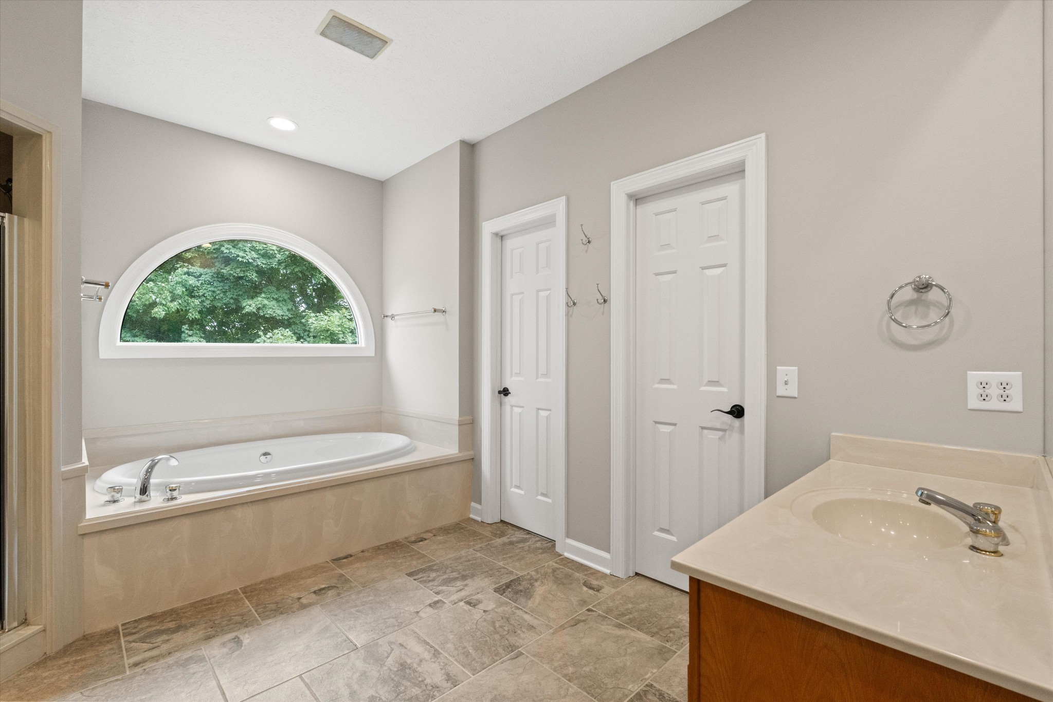 1227 Mount Vernon Ln Property Photo 22