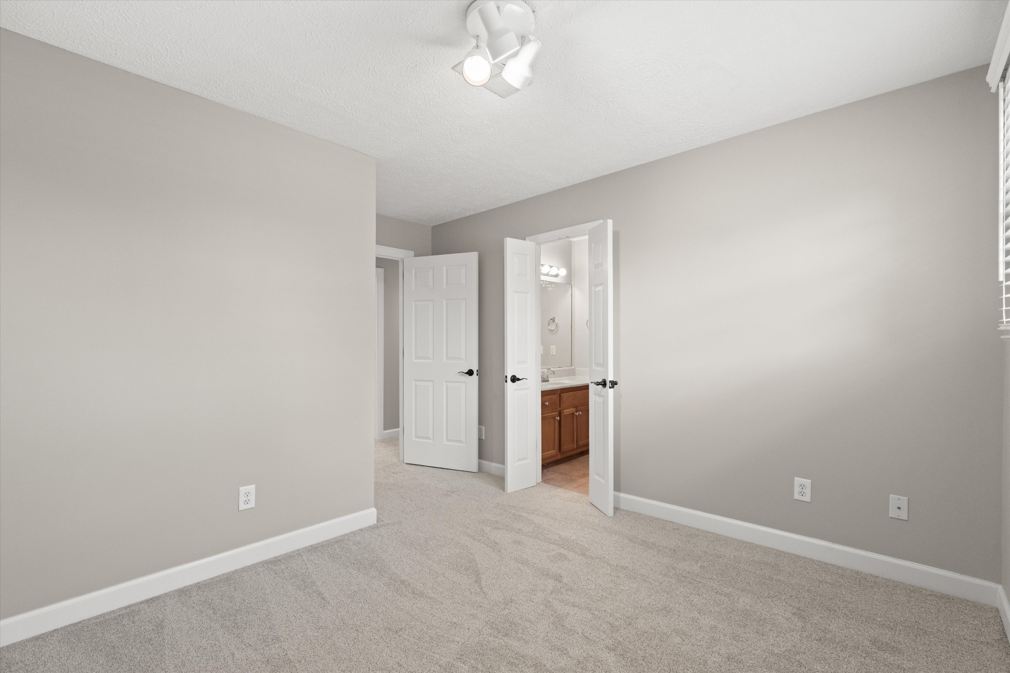 1227 Mount Vernon Ln Property Photo 27