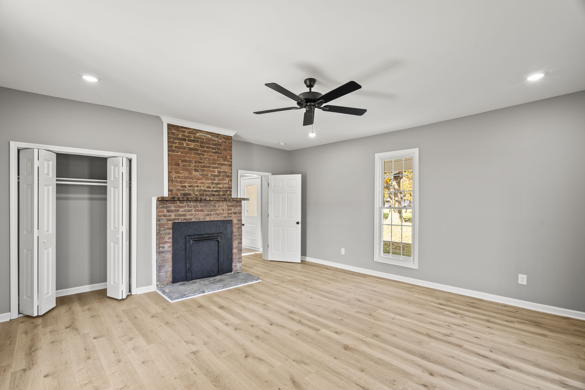 6081 Lakeview Rd Property Photo 4