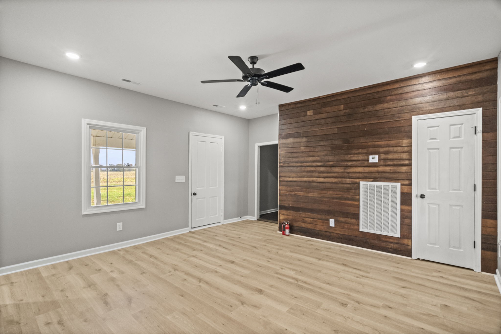 6081 Lakeview Rd Property Photo 12