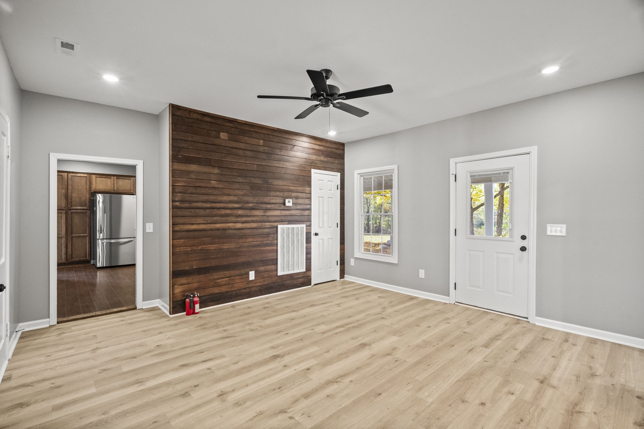 6081 Lakeview Rd Property Photo 15
