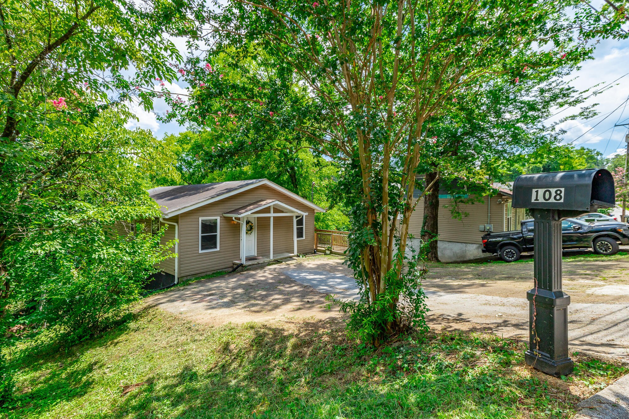 108 S Seminole Drive Property Photo 1