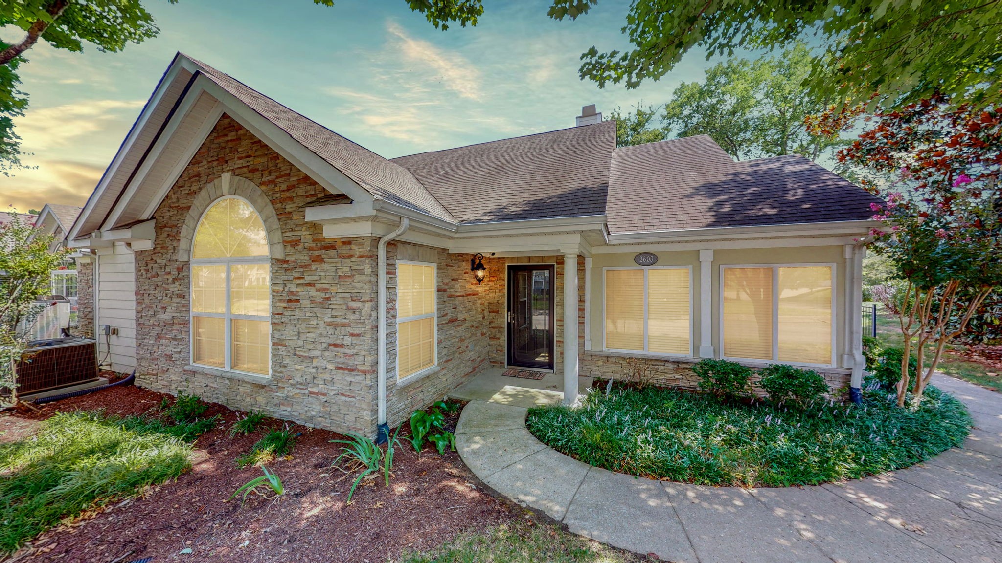825 Browns Ln Property Photo 1