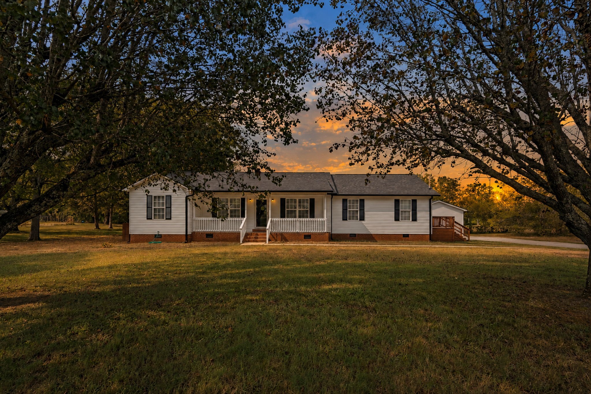 120 Whiteside Ln Property Photo 1