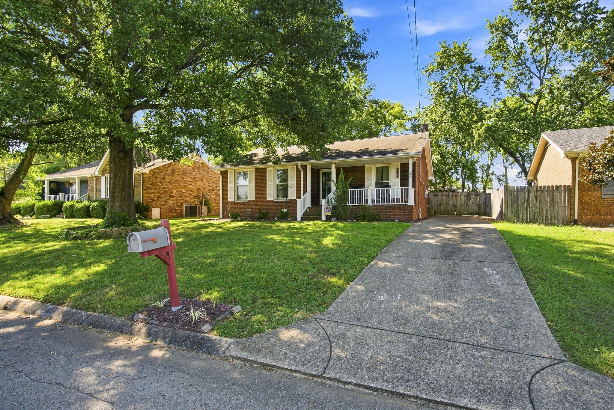 103 Glen Oak Ct, W Property Photo 2