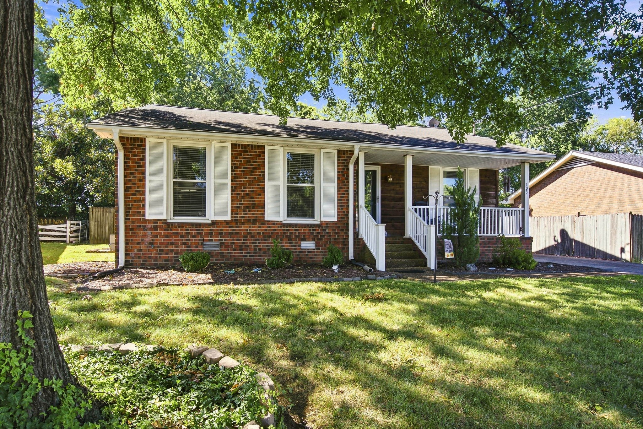 103 Glen Oak Ct, W Property Photo 3