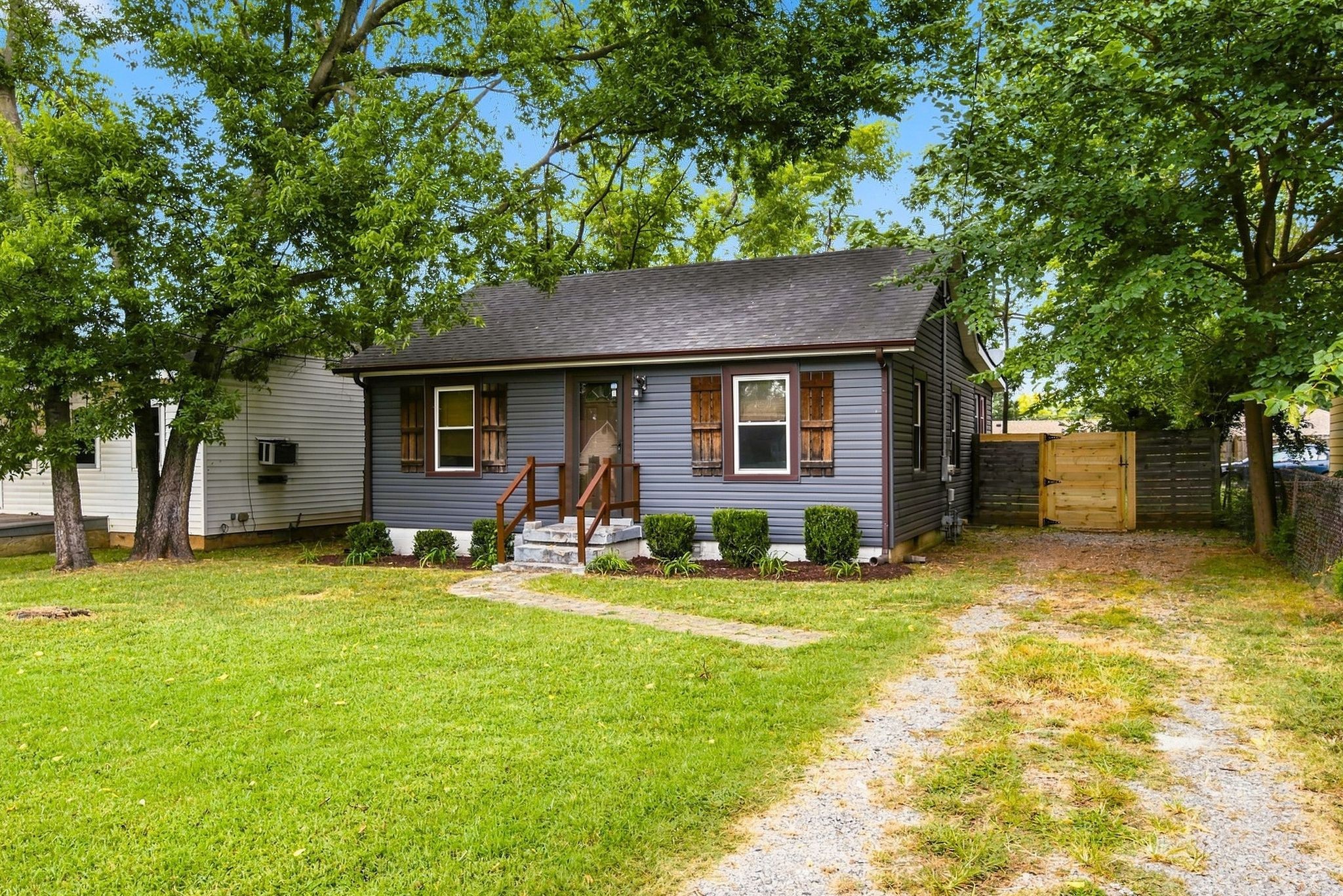 321 Hickory St Property Photo 4