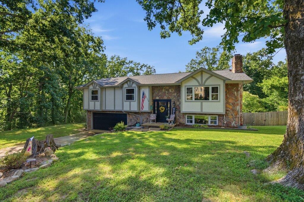 1718 Lake Wood Circle Property Photo 2
