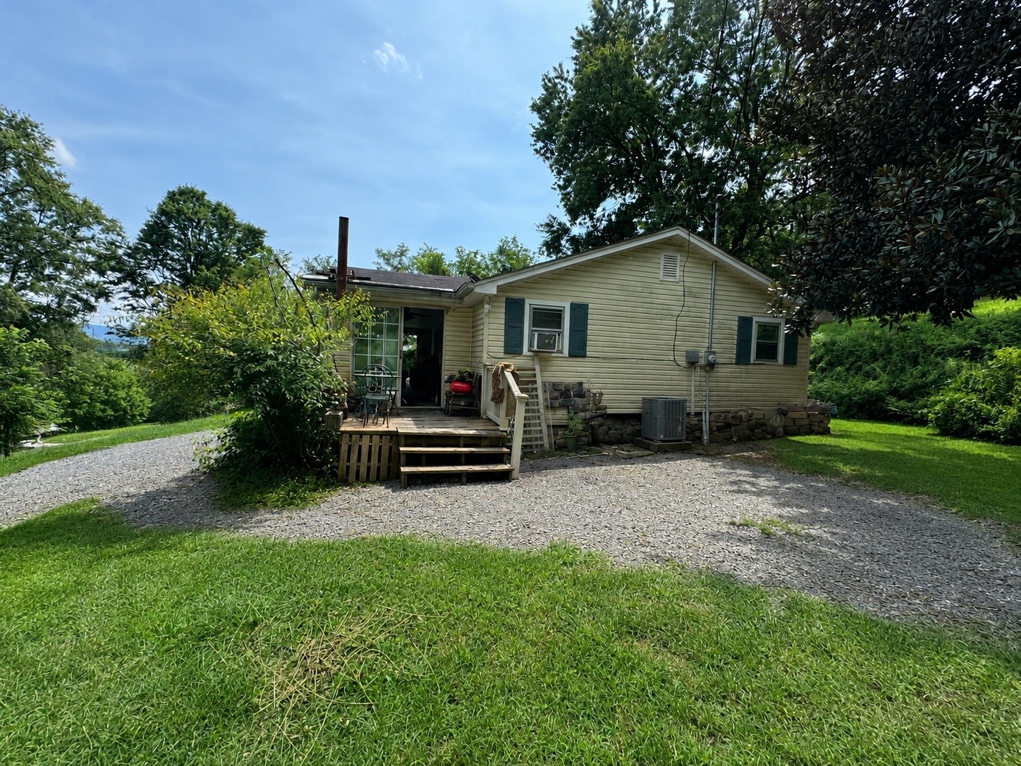 196 Lynch Rd Property Photo 2