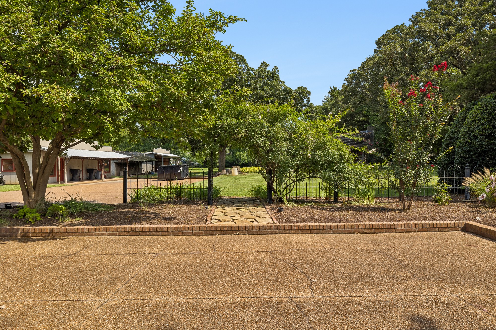 1013 E Clark Blvd Property Photo 6