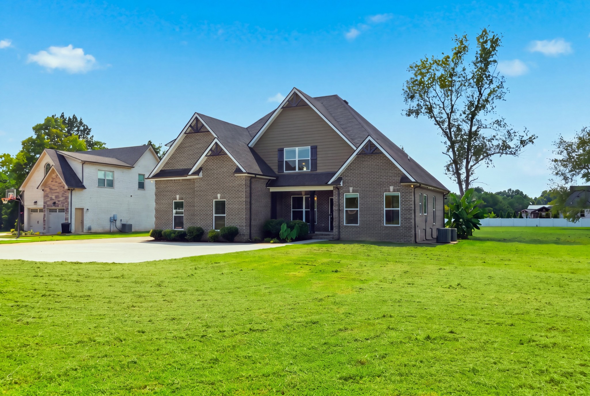 2187 Twin Oak Dr