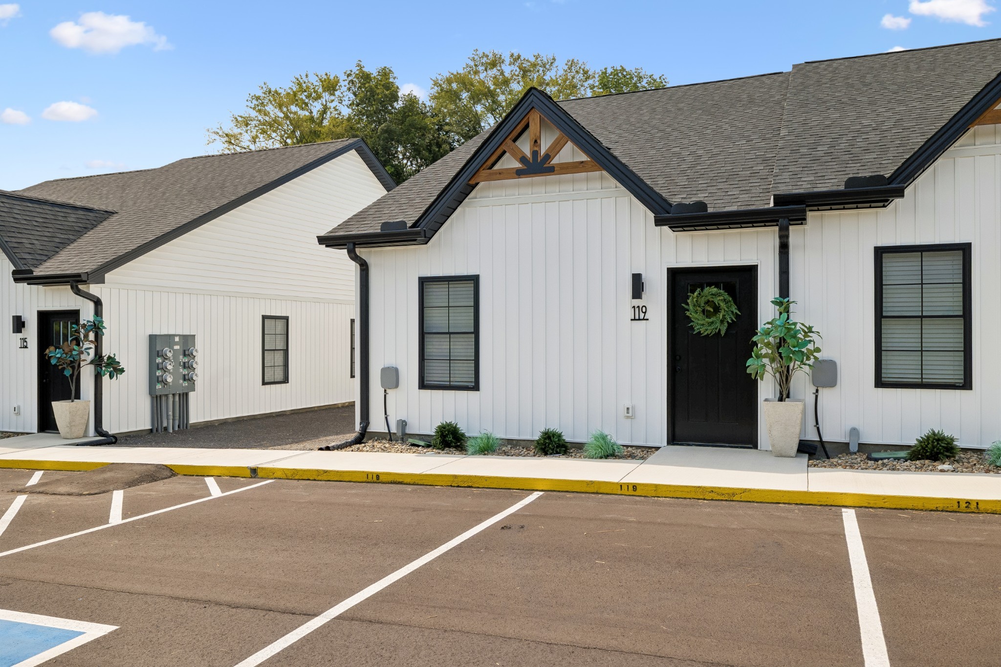 127 Deer Valley Drive E Property Photo 3