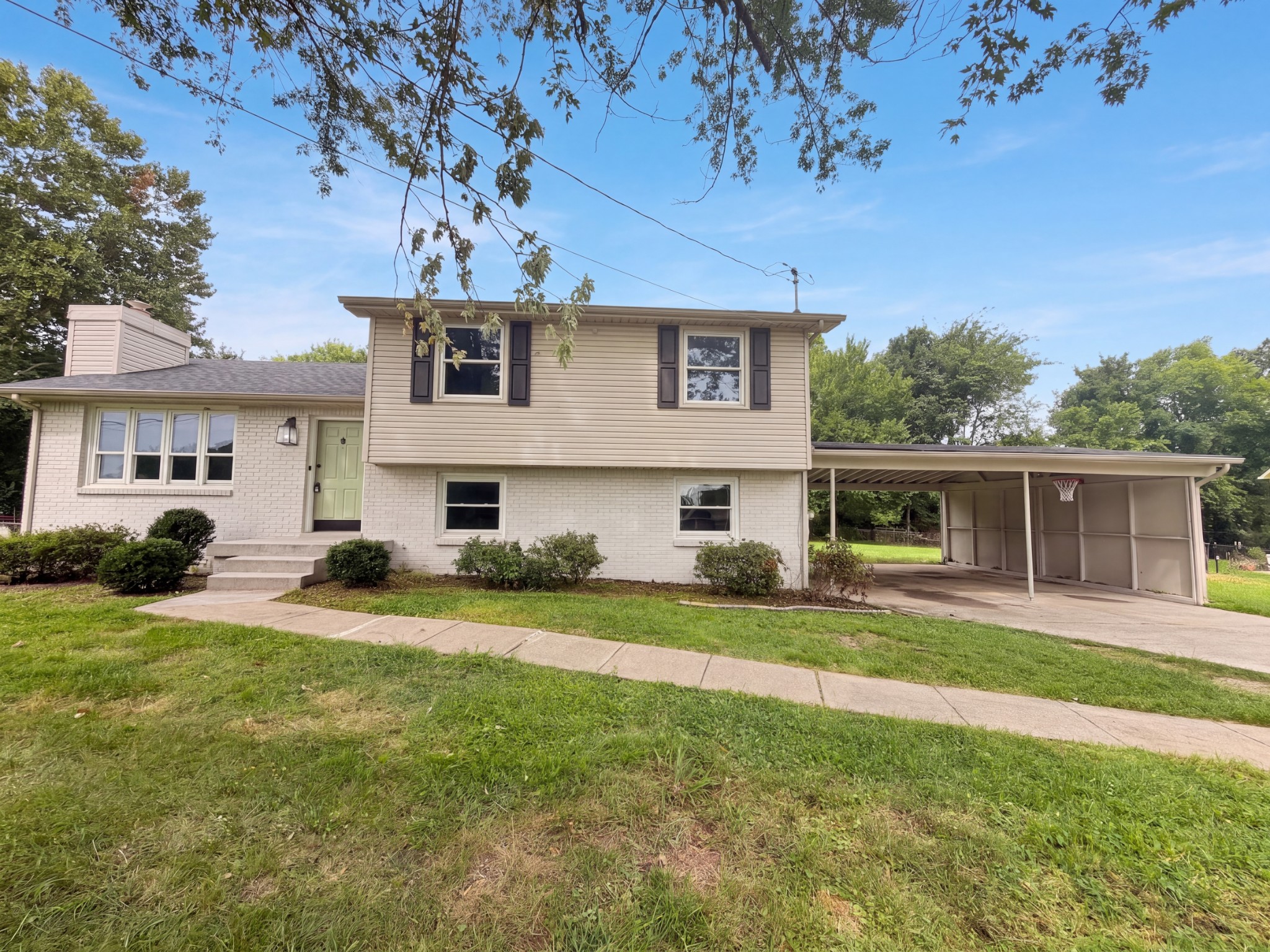 324 Woodale Dr Property Photo 1
