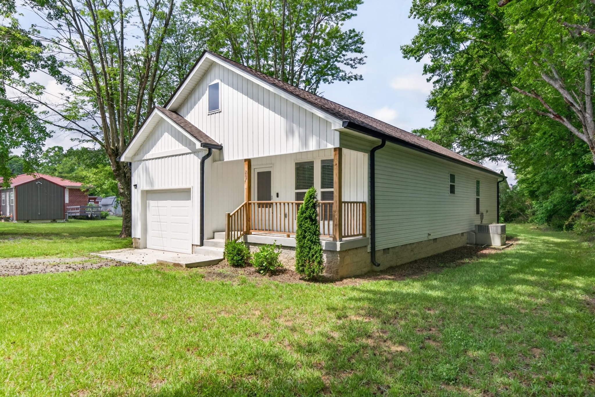 207 Lincoln St Property Photo 2