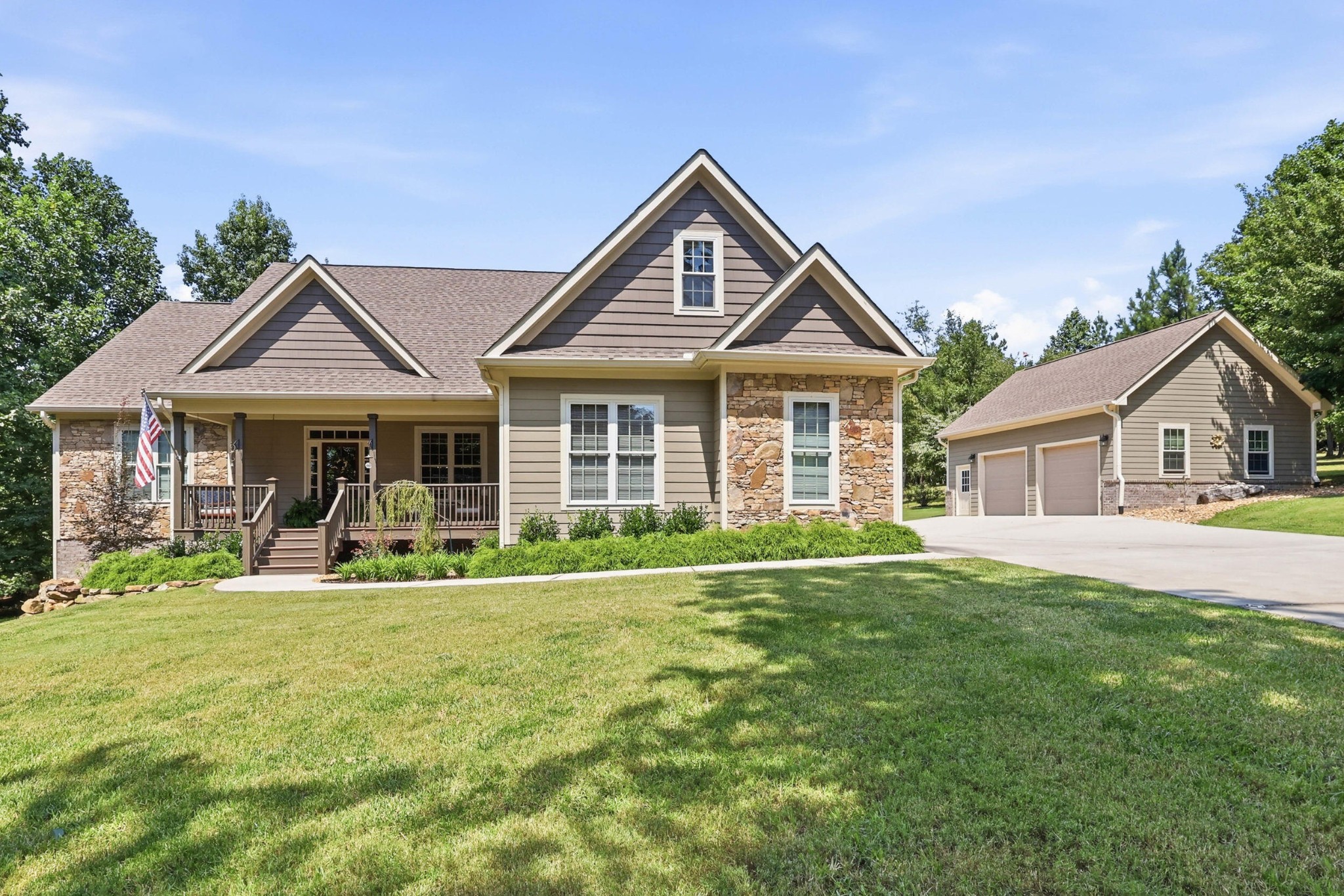 1625 River Bluffs Drive Property Photo 3