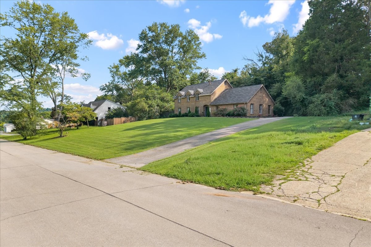 1505 Brentwood Dr Property Photo 3