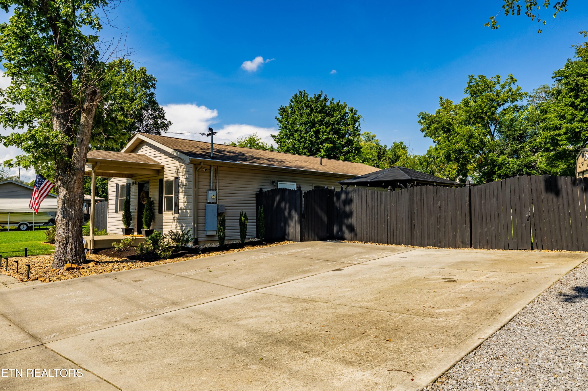 410 Harville St Property Photo 42