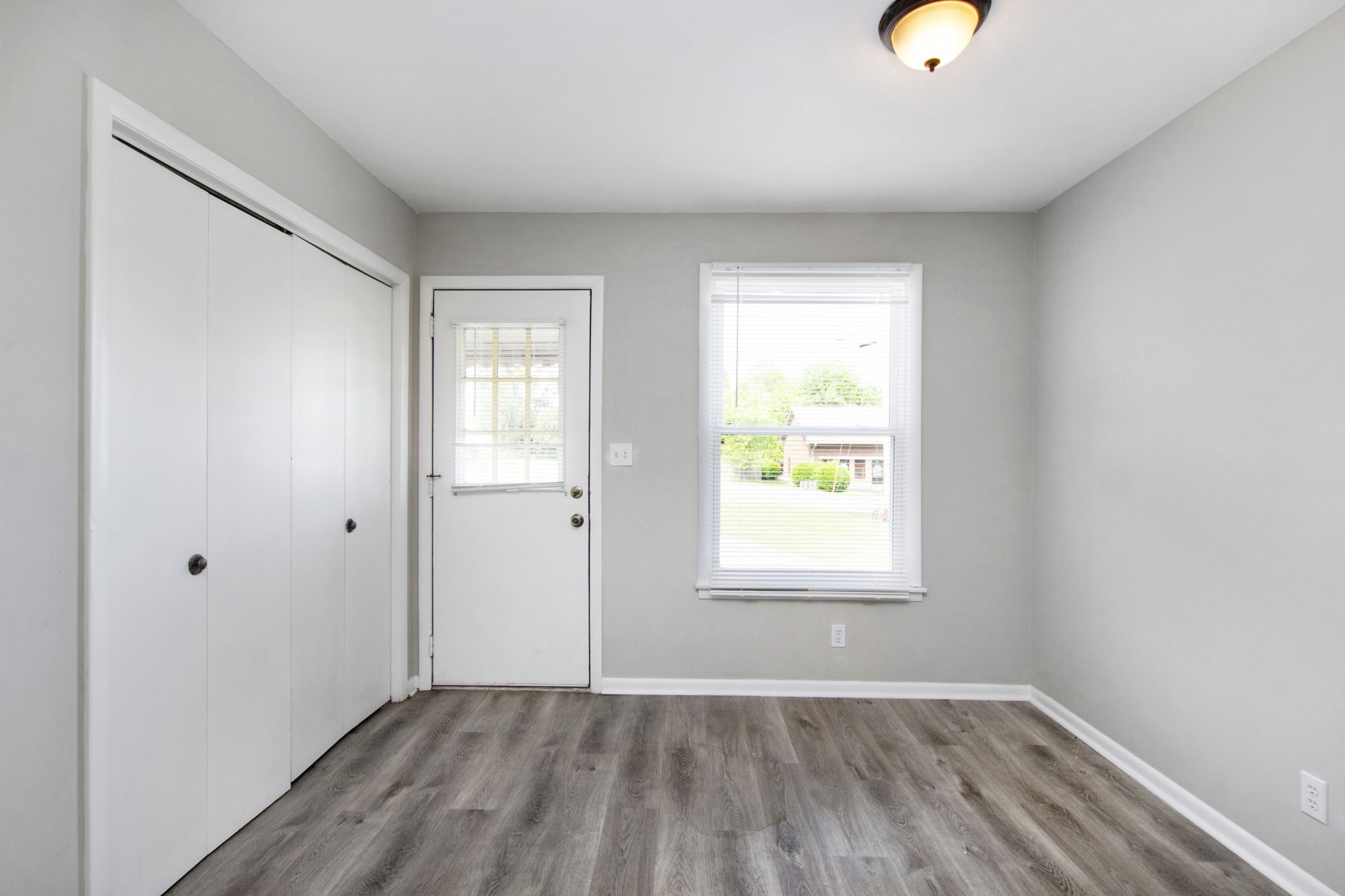 1012 Hickory Hill Ln Property Photo 2