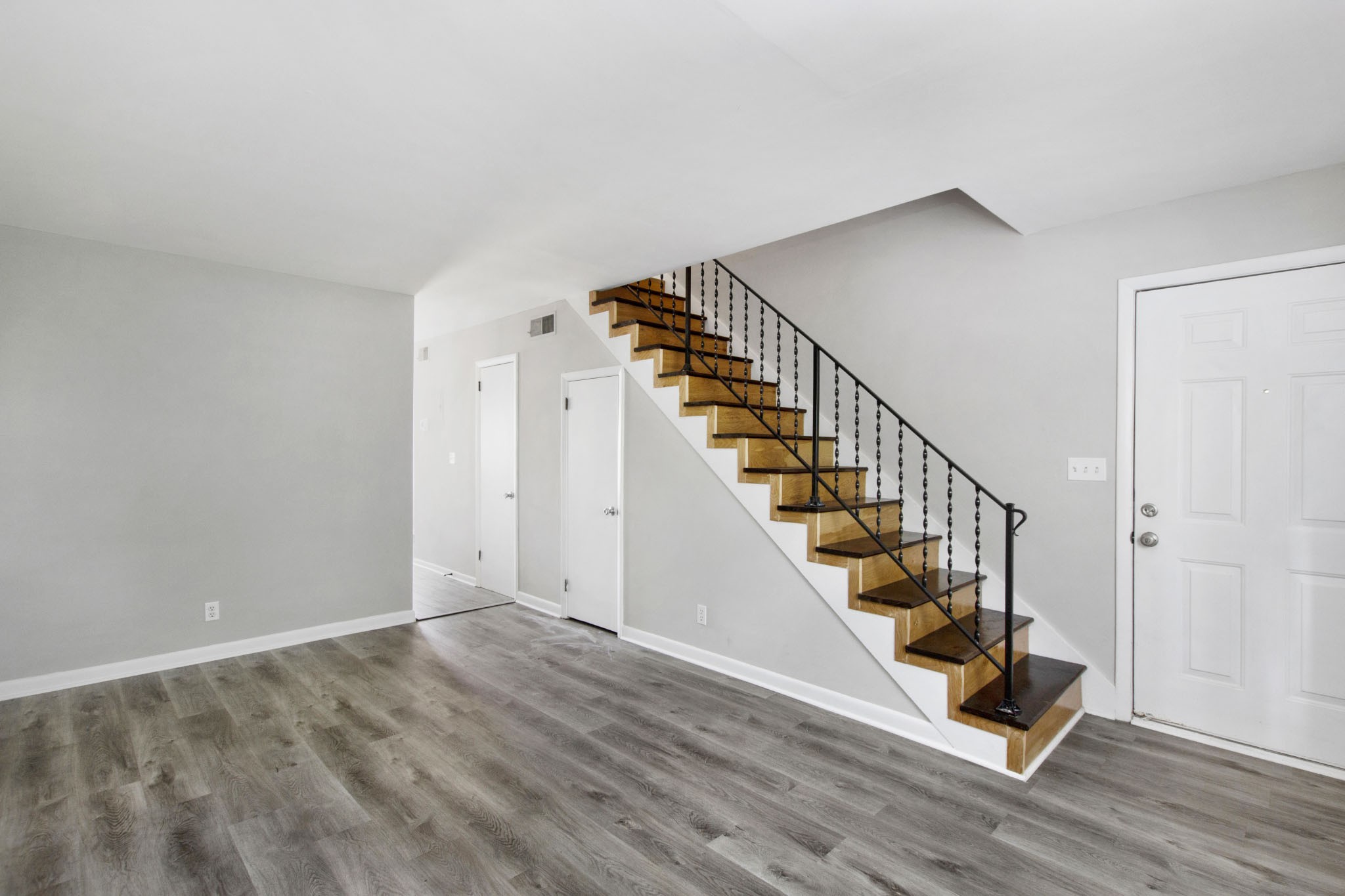 1012 Hickory Hill Ln Property Photo 3