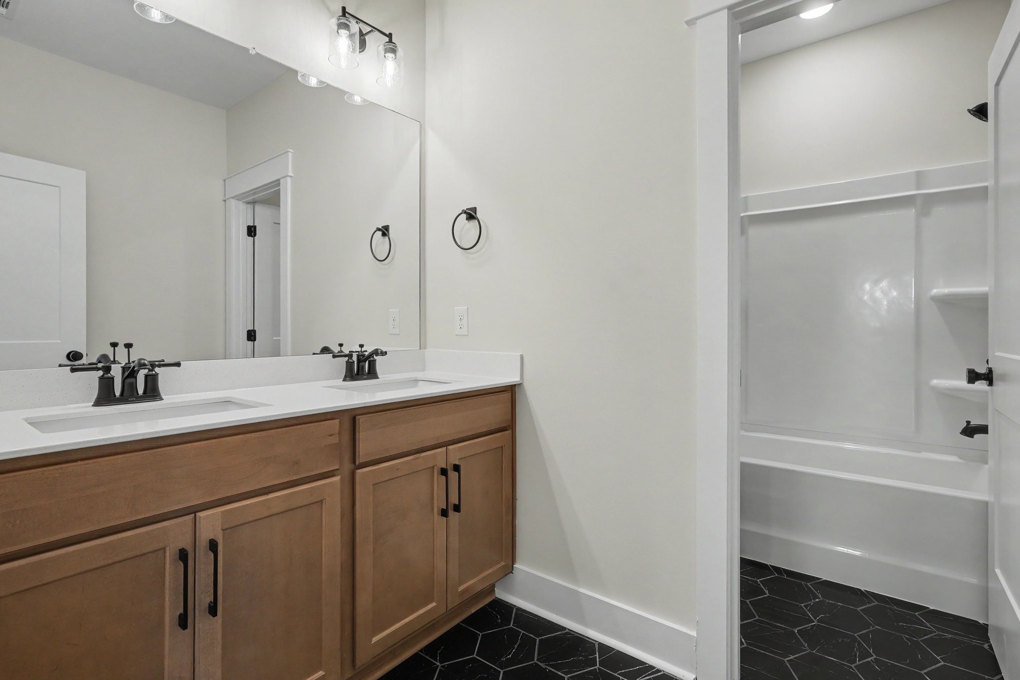2911 Chetco Way Property Photo 32