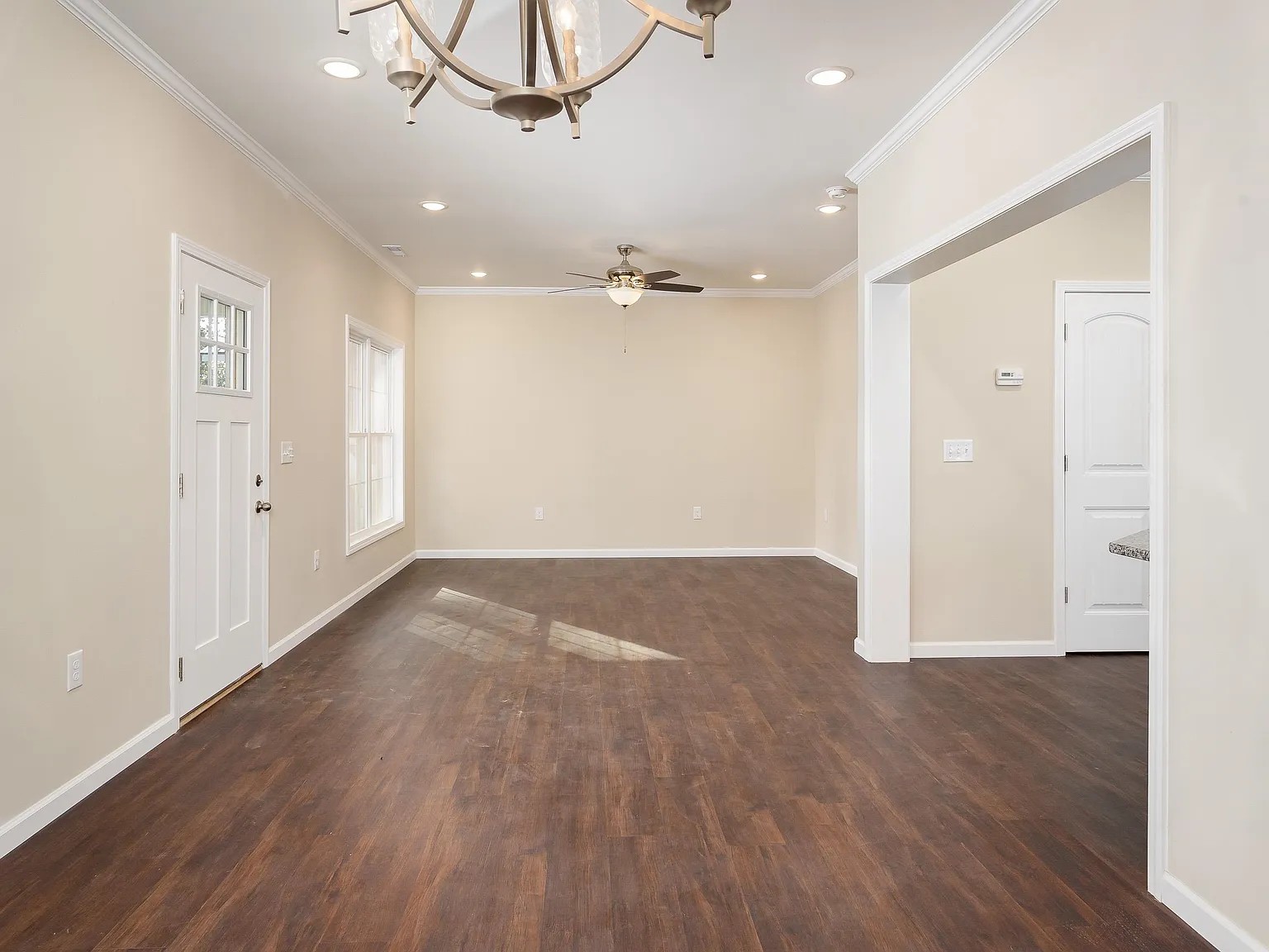 529 Howell St Property Photo 3