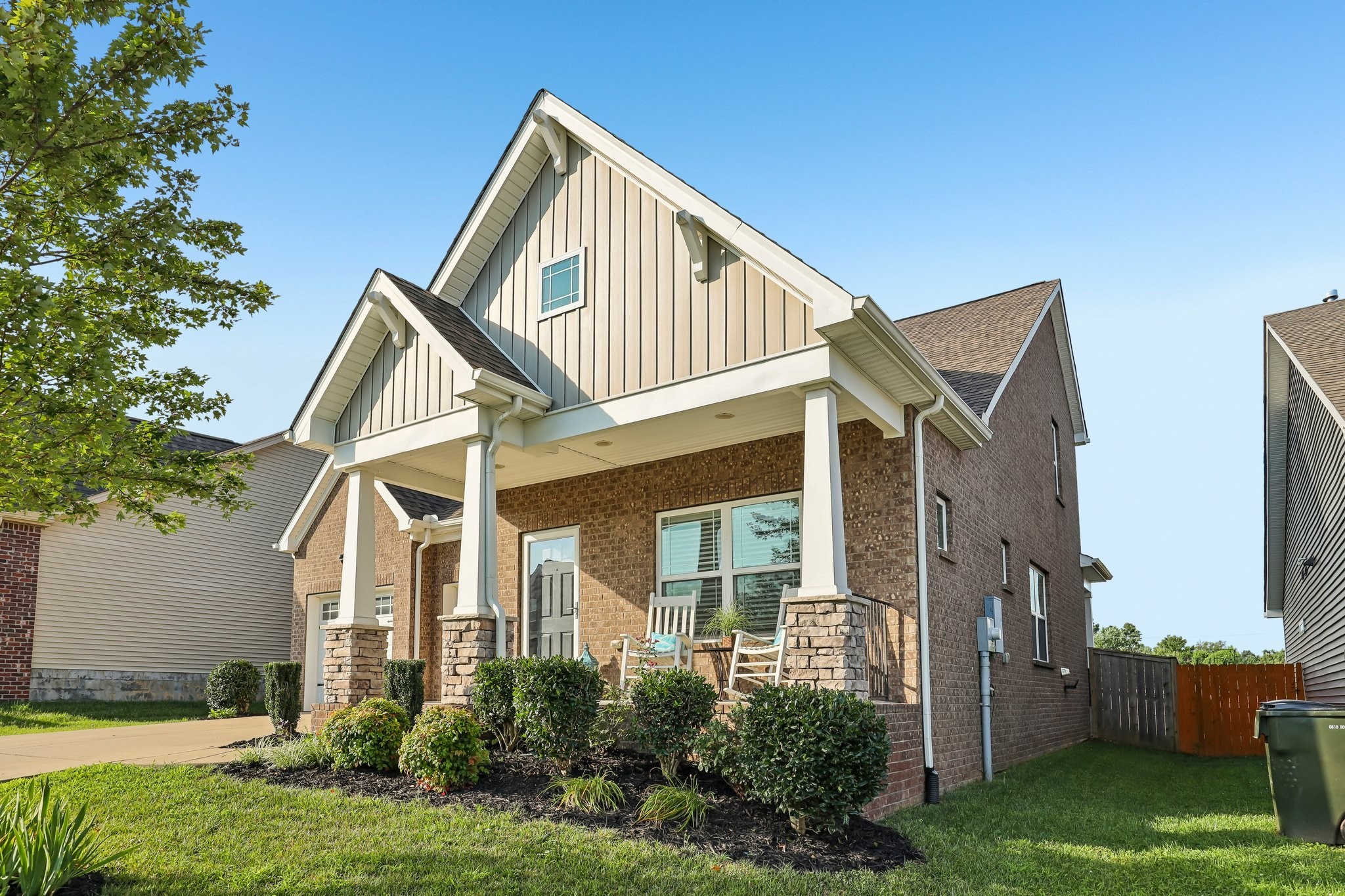 1319 Coates Ln Property Photo 1