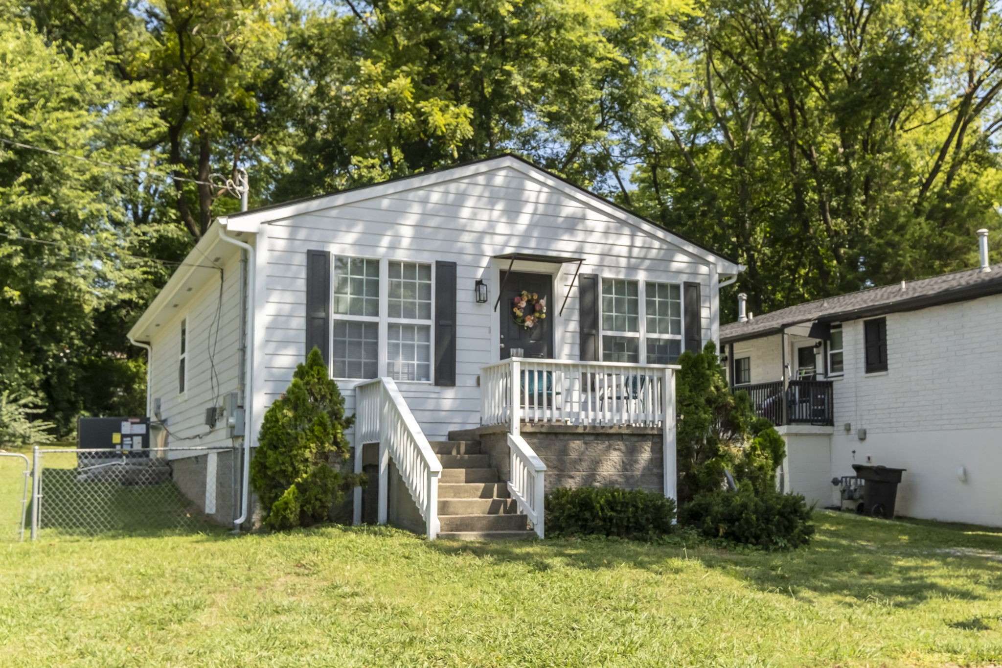 942 Green St Property Photo 3