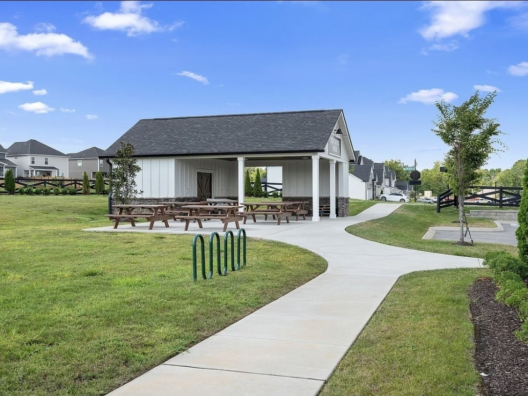1406 Autumn Leaf Ln Property Photo 3