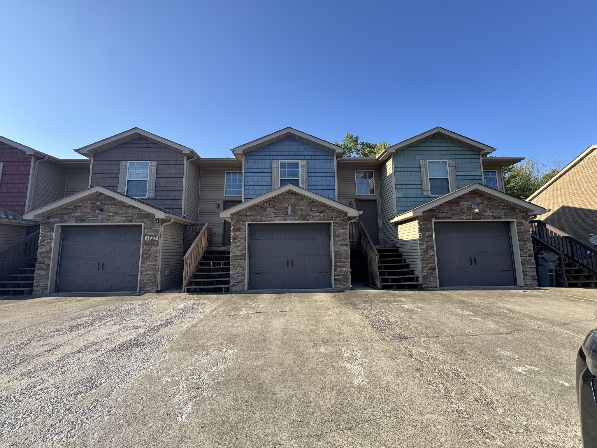 1727 Thistlewood Dr Property Photo 2