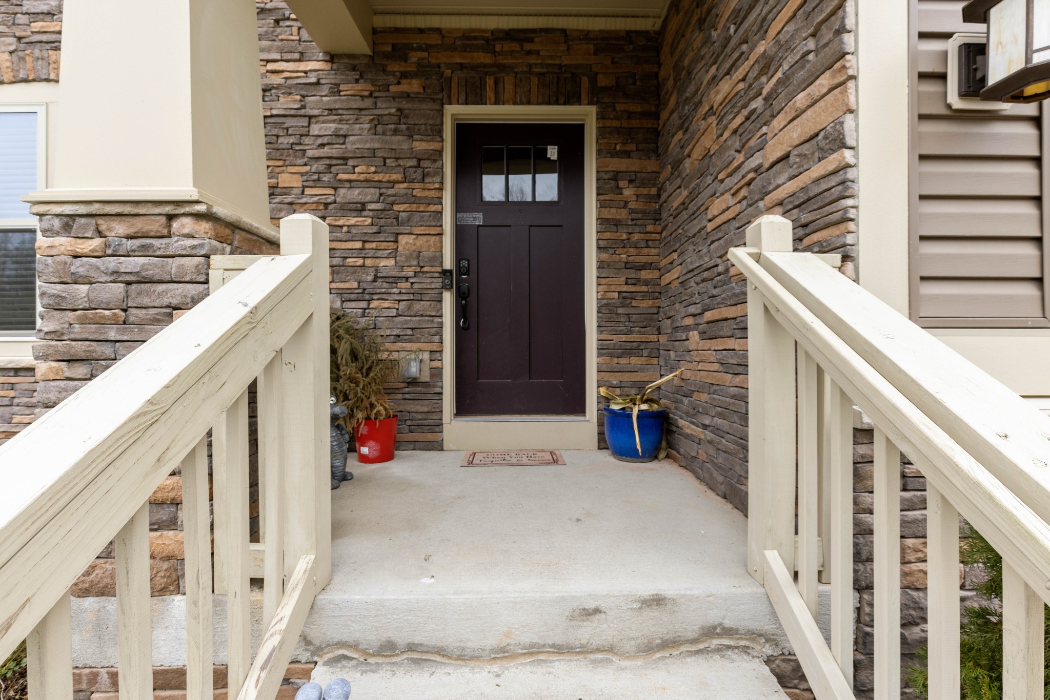 948 Fairdale Ct Property Photo 2