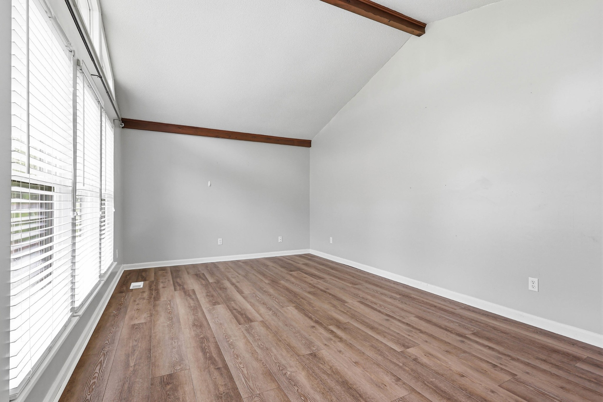 916 Tri Cir, Ne Property Photo 6