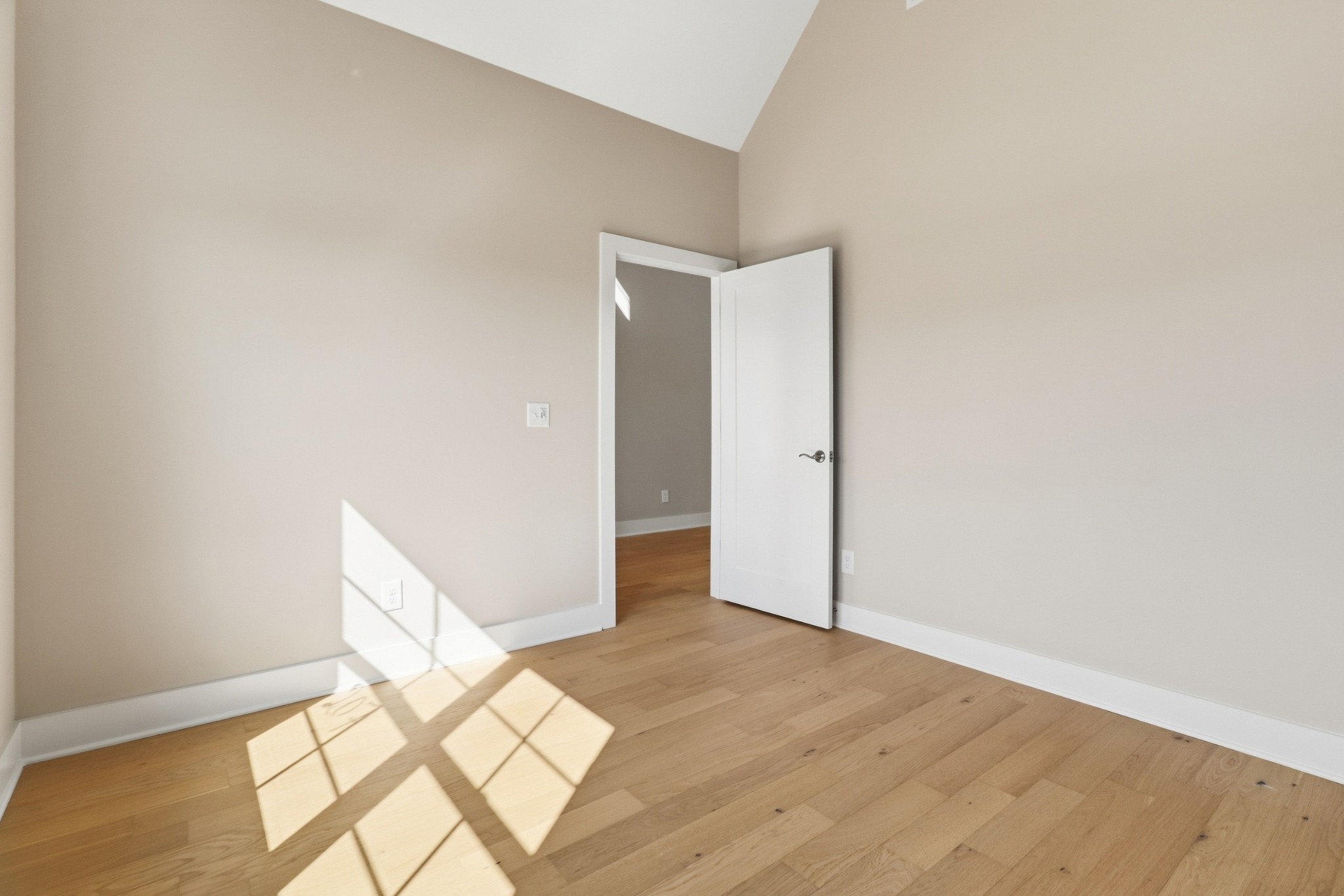 5557 Sinclair St Property Photo 6