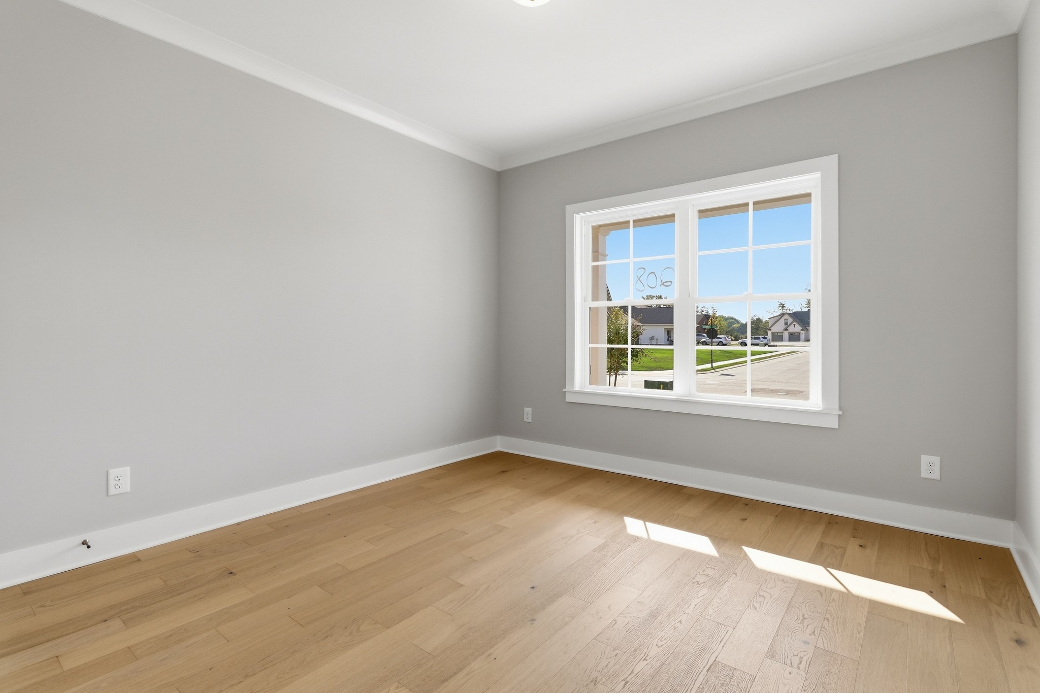 5561 Sinclair St Property Photo 4