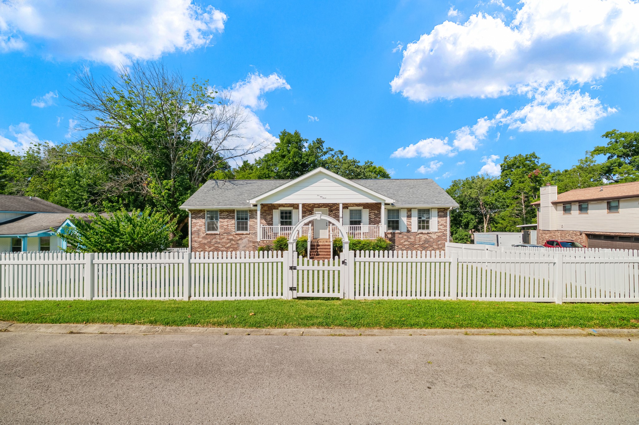 557 Castlegate Dr