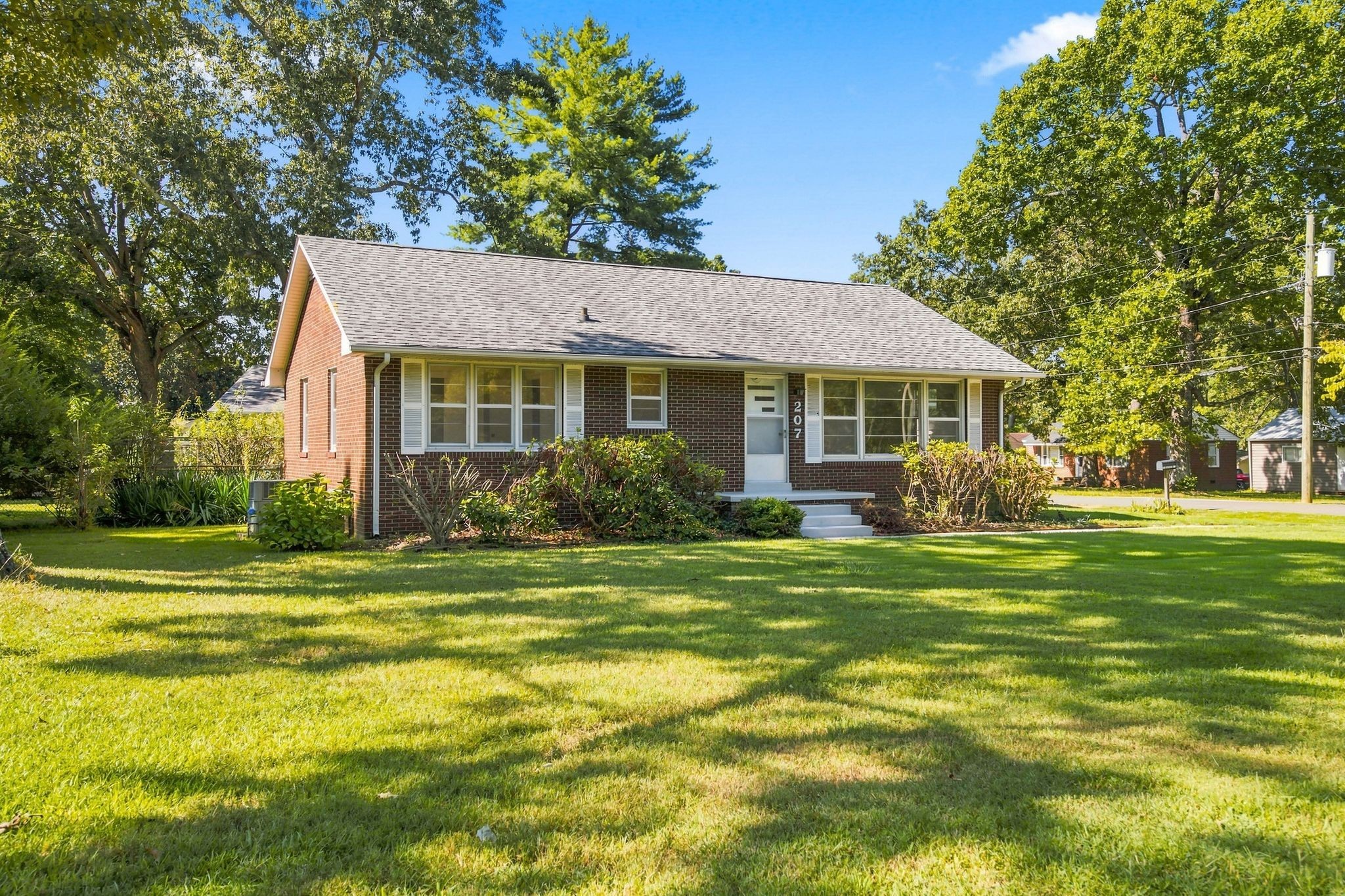 207 Sunset Dr Property Photo 1