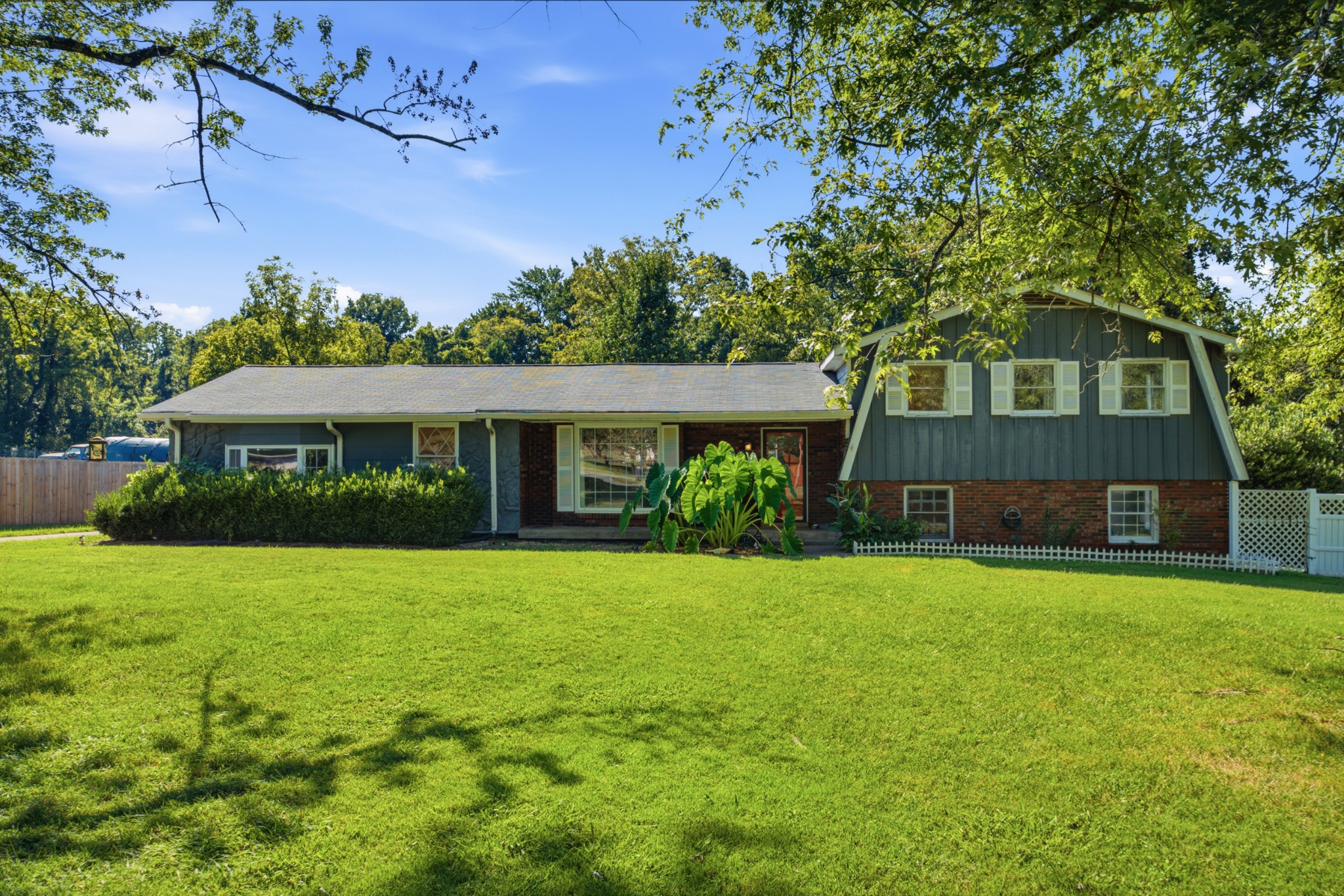 712 Valley Brook Dr Property Photo 1