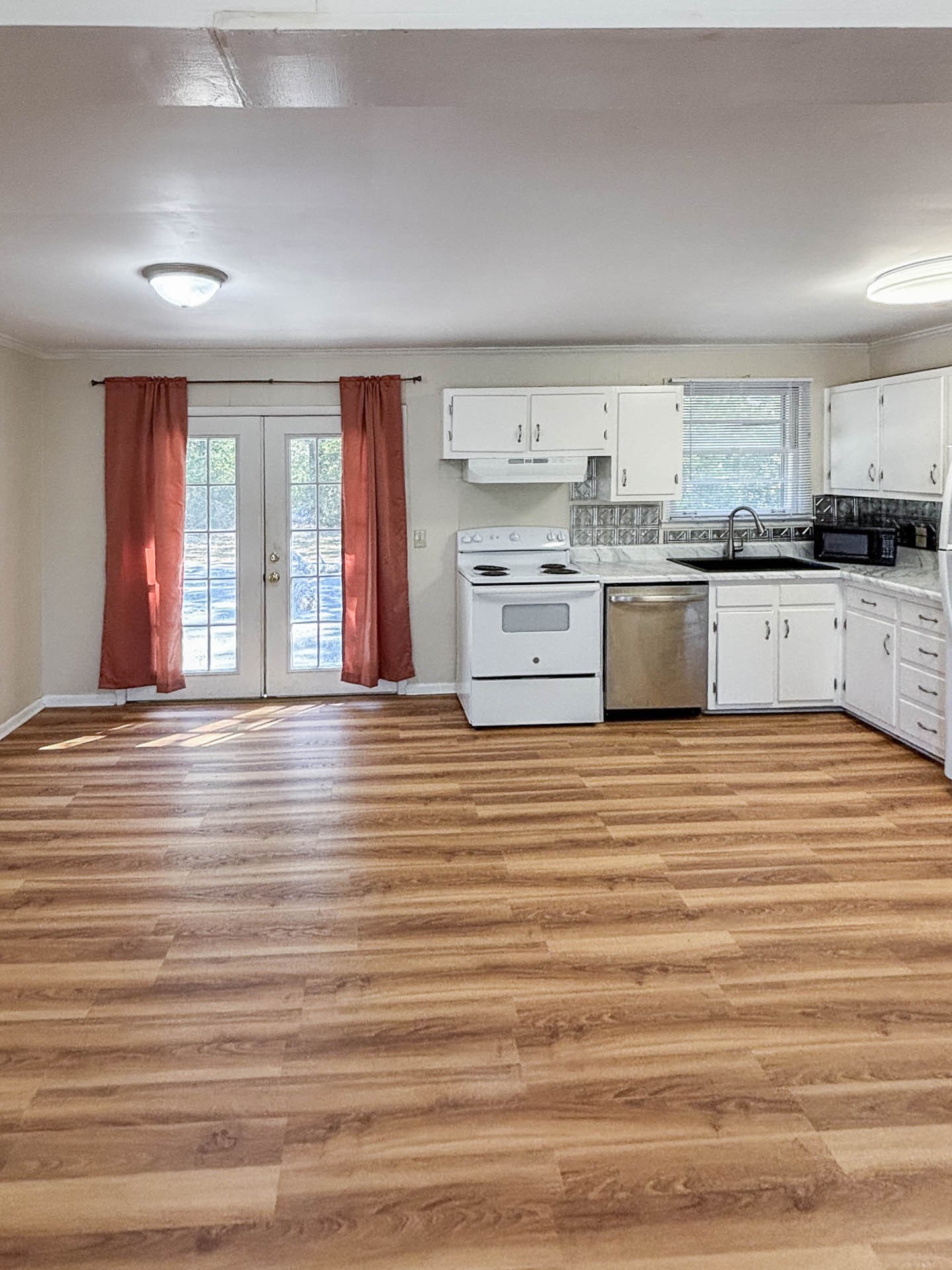350 Ladybird Dr Property Photo 4