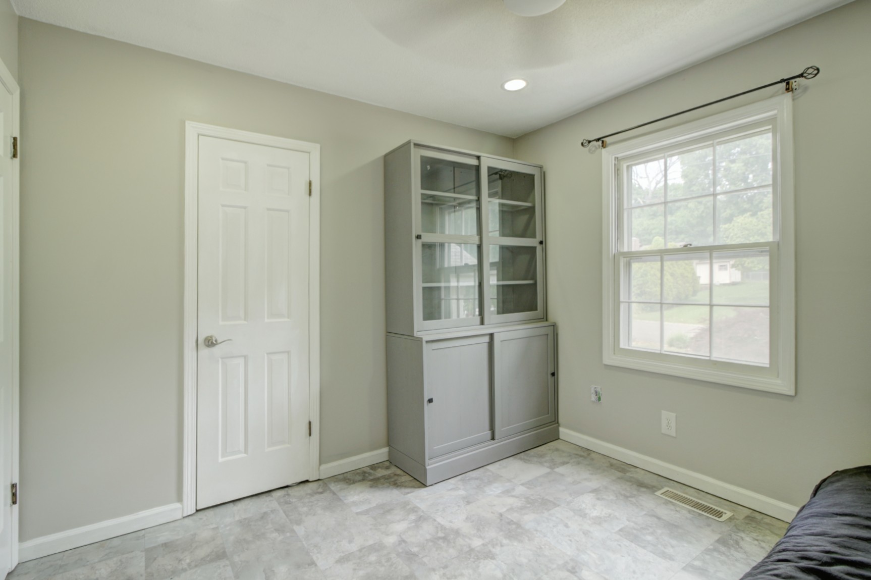 5801 Outer Dr Property Photo 8